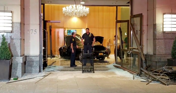 Un Mercedez Benz se impacta contra vestíbulo de la Trump Plaza