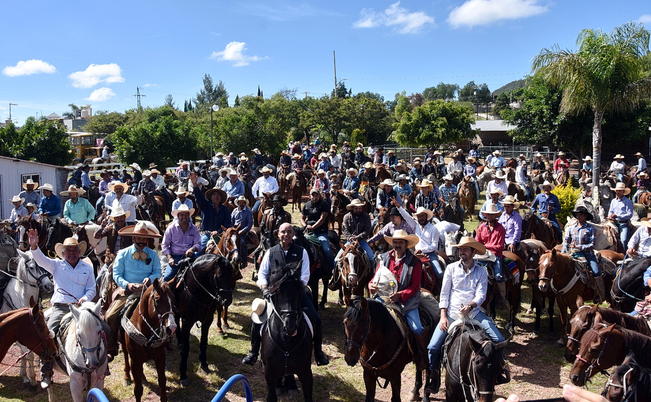 Edil entrega apoyos entre sector agrícola