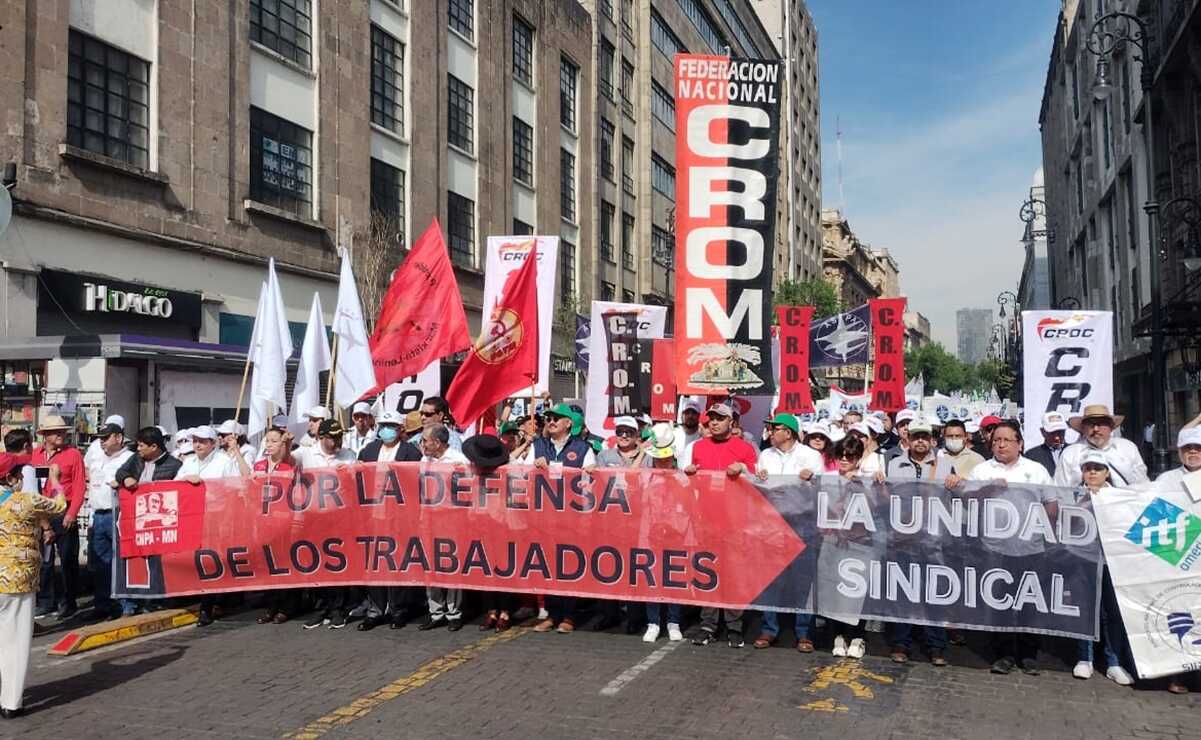 Miles de trabajadores marchan rumbo al Zócalo de CDMX por el Día Internacional del Trabajo 