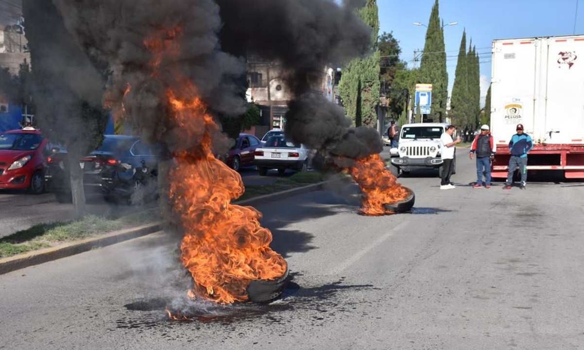 Protestan y queman llantas en Huehuetoca; exigen justicia por muerte de una persona atropellada por pipa 