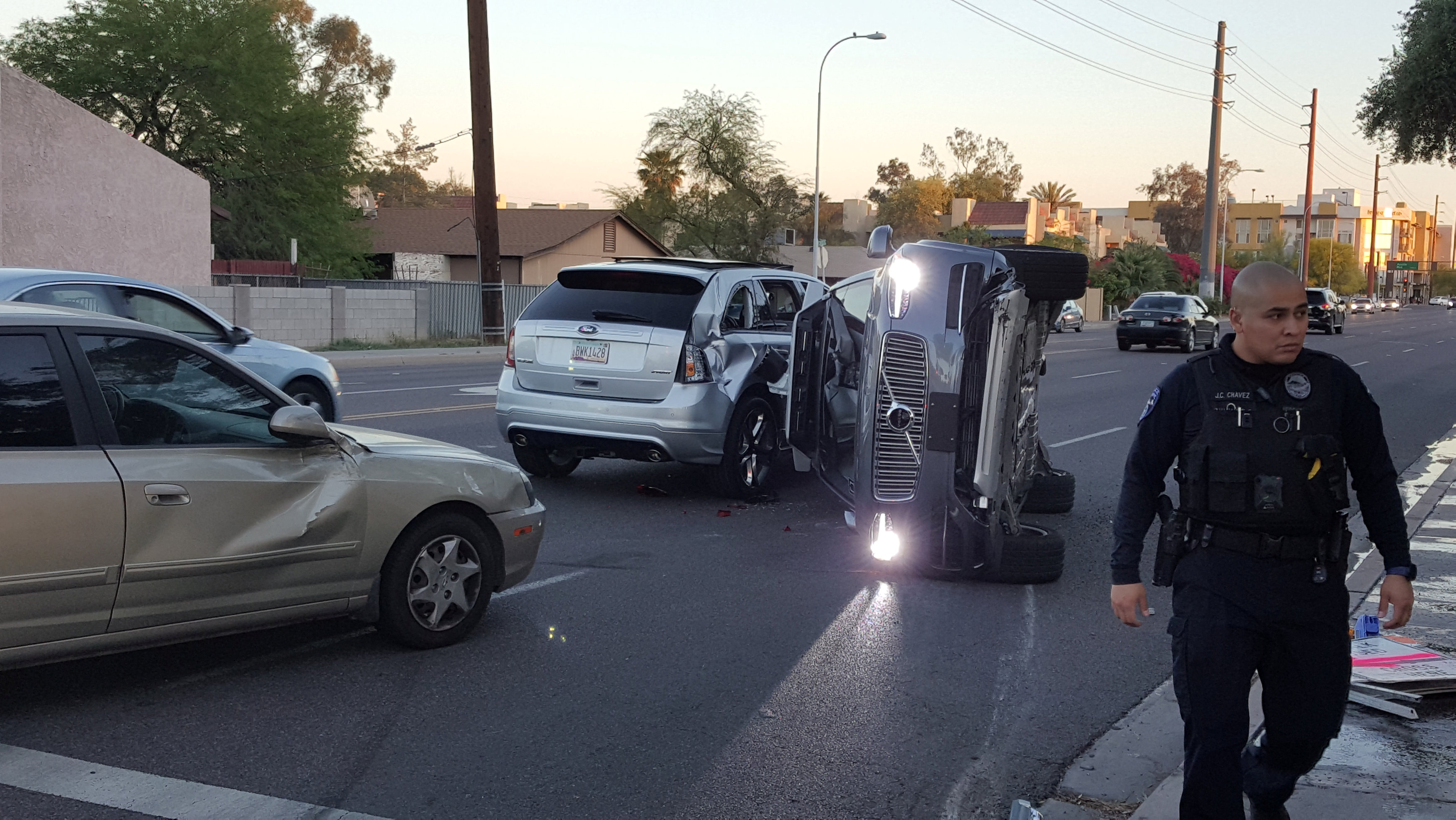 Uber suspende programa de vehículos autónomos tras choque en Arizona