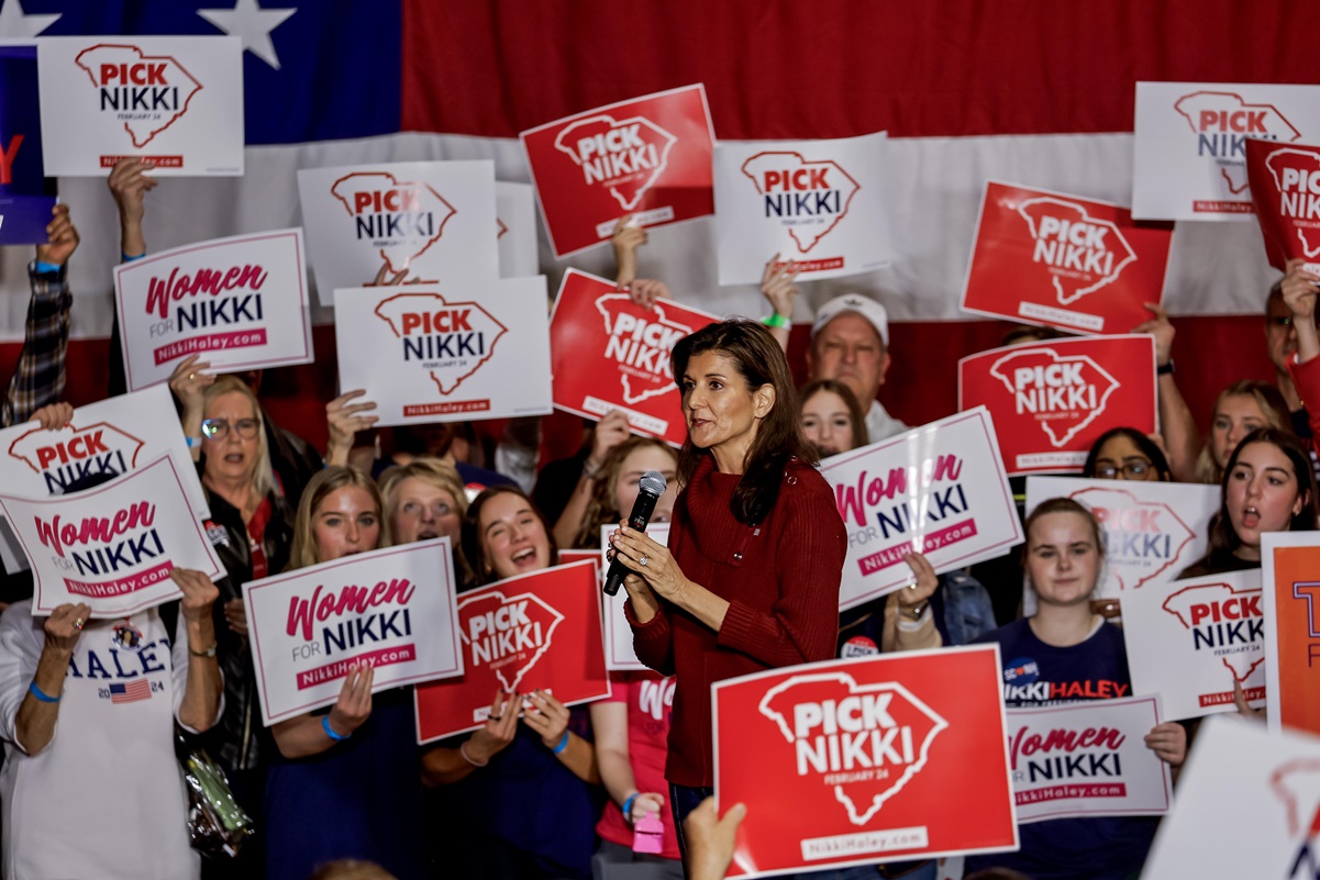 "Veo gente muerta". Nikki Haley usa su aparición en Saturday Night Live para burlarse de Trump y Biden