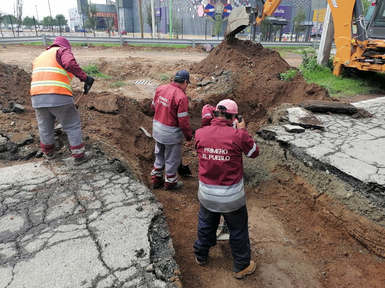 Reparan asentamiento en bulevar Felipe Ángeles tras filtración en tubería de concreto
