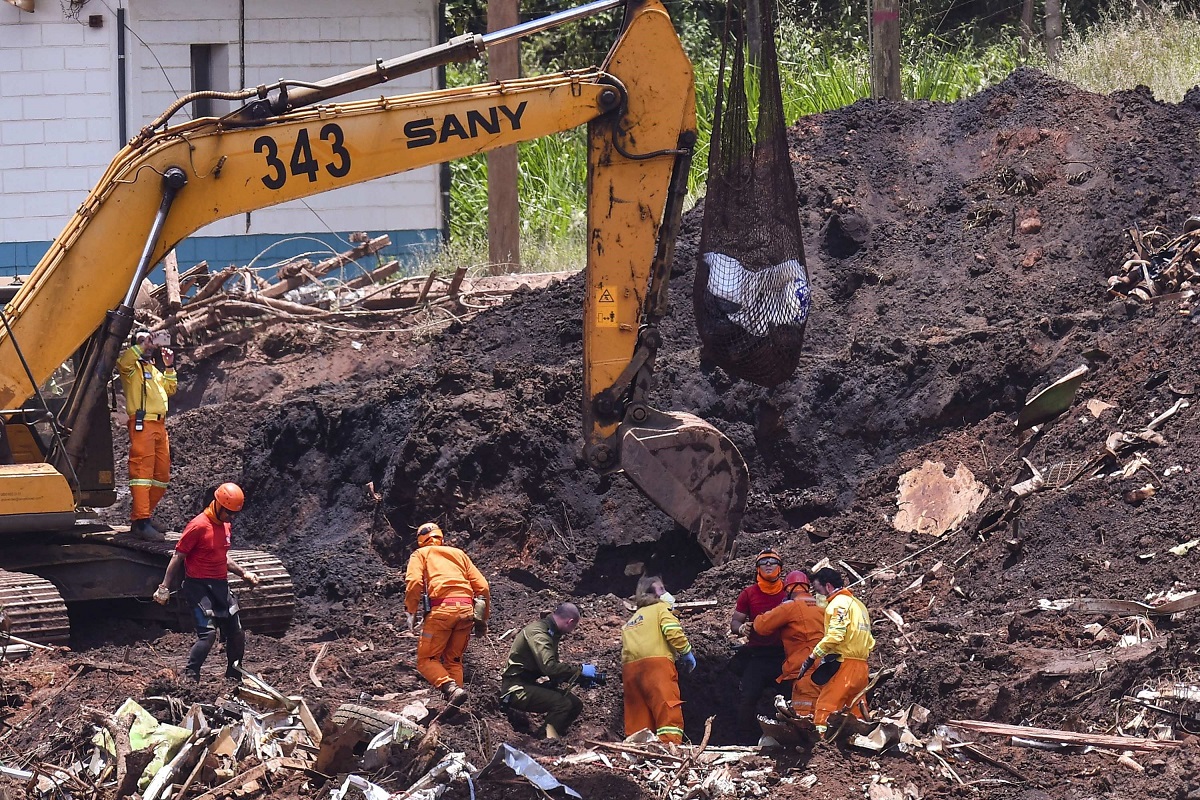 Sube a 165 el número de víctimas mortales por tragedia de presa en Brasil