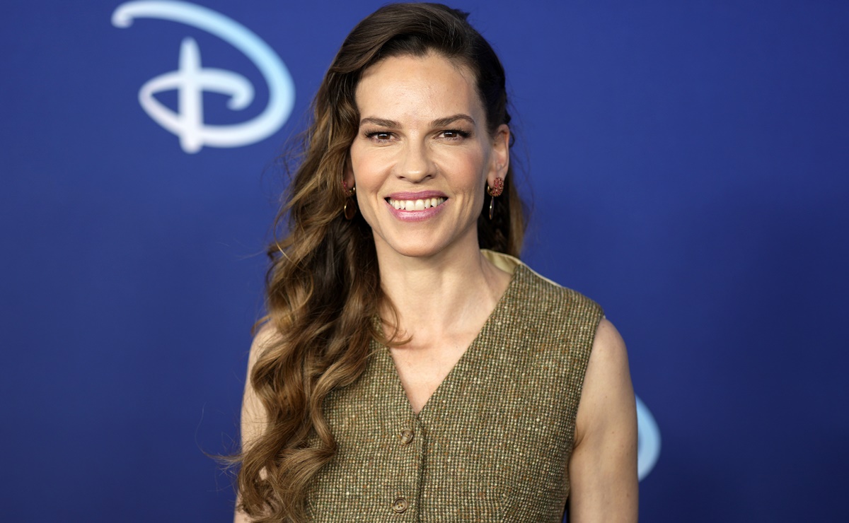 Hilary Swank revela que está embarazada de mellizos a sus 48 años