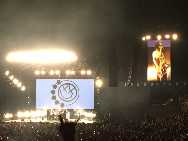 Blink-182 se reencuentra con sus fans entre júbilo y nostalgia en el Palacio de los Deportes