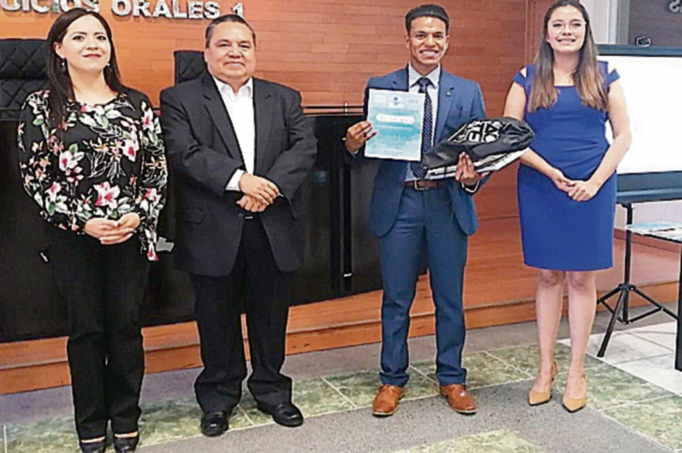 Estudiante gana concurso de oratoria