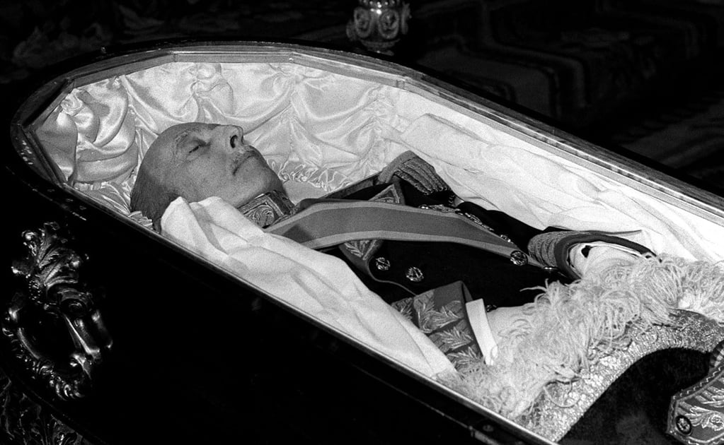 Partido político pide exhumar a Francisco Franco