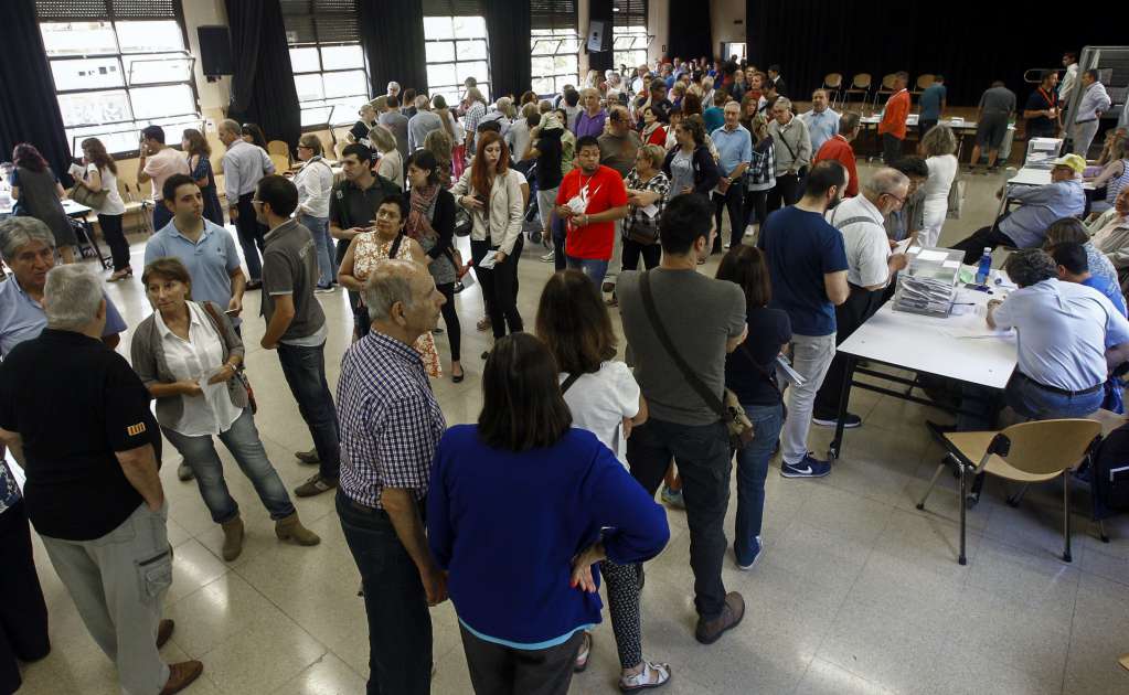 Reportan alta participación en elecciones en Cataluña
