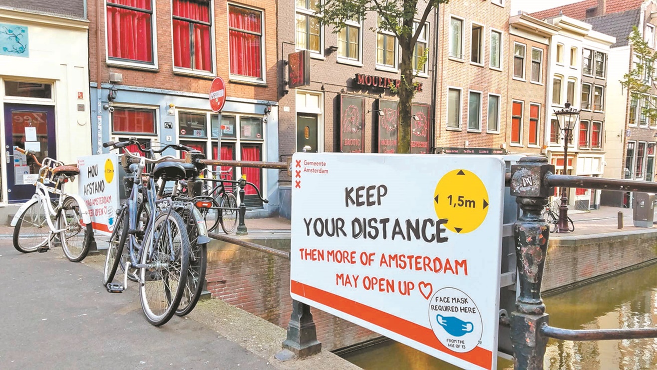 Resurge barrio rojo en Ámsterdam con gel antibacterial 
