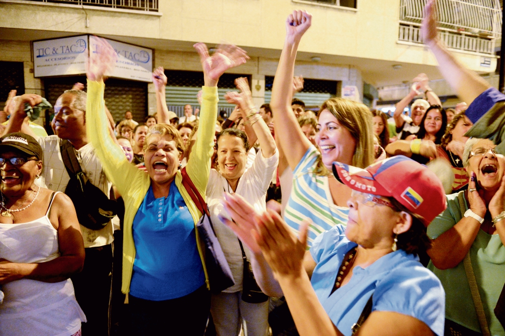 Oposición aplasta al chavismo en Venezuela