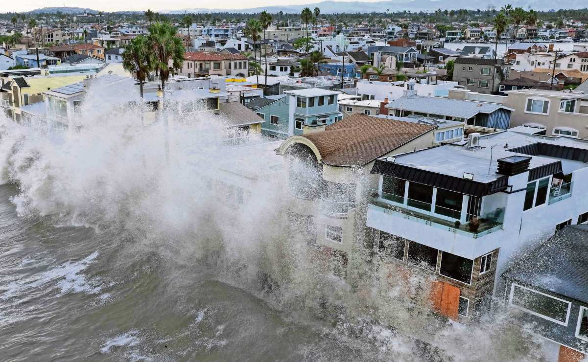 El huracán Marie provocó inundaciones costeras leves frente al mar a lo largo de la península de Long Beach. Foto: MARIO TAMA/AFP