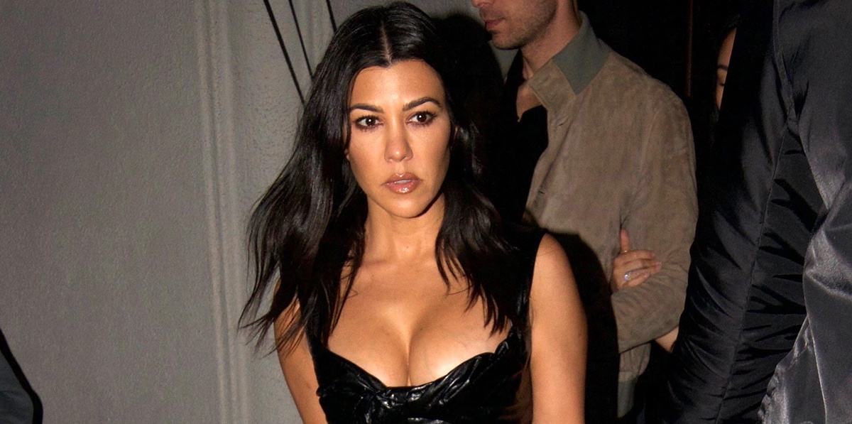 Kourtney Kardashian impacta con ajustado vestido de cuero en WH