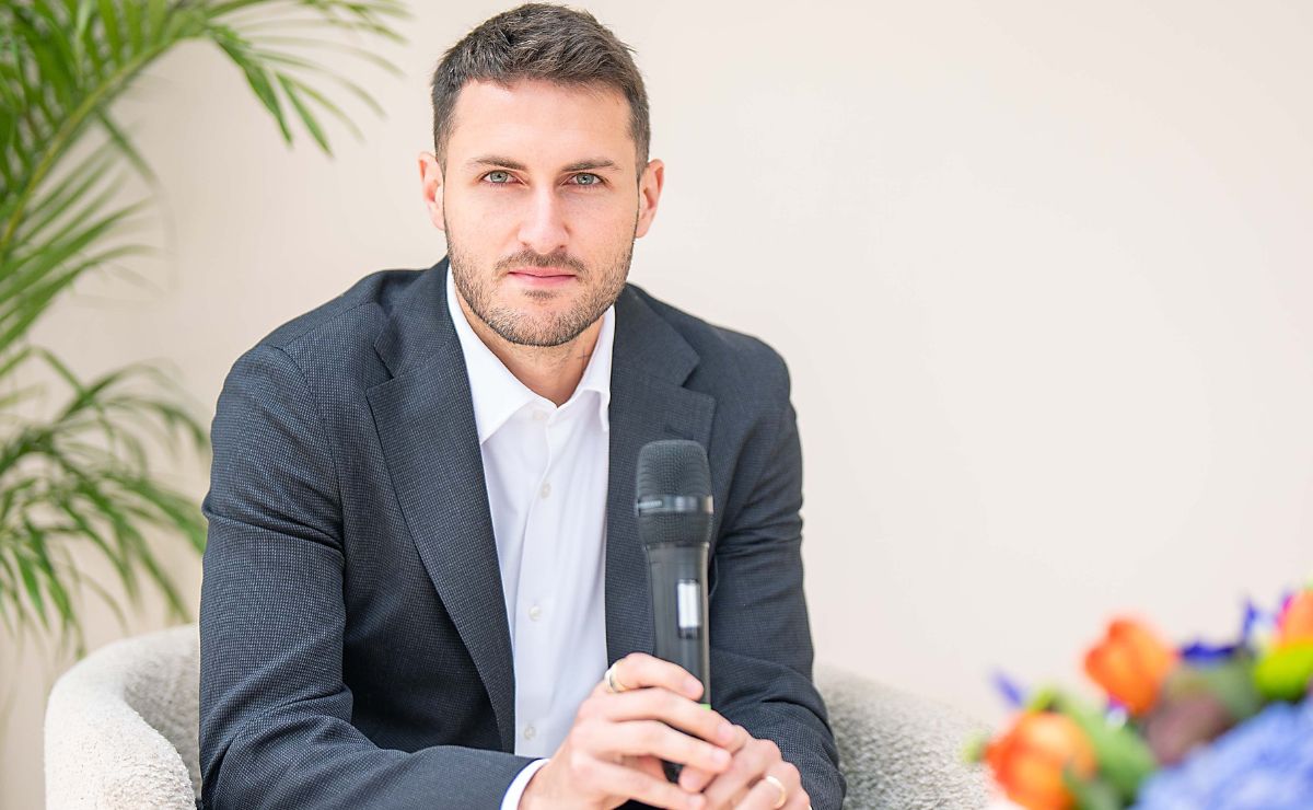 Santiago Giménez inspira con elegancia