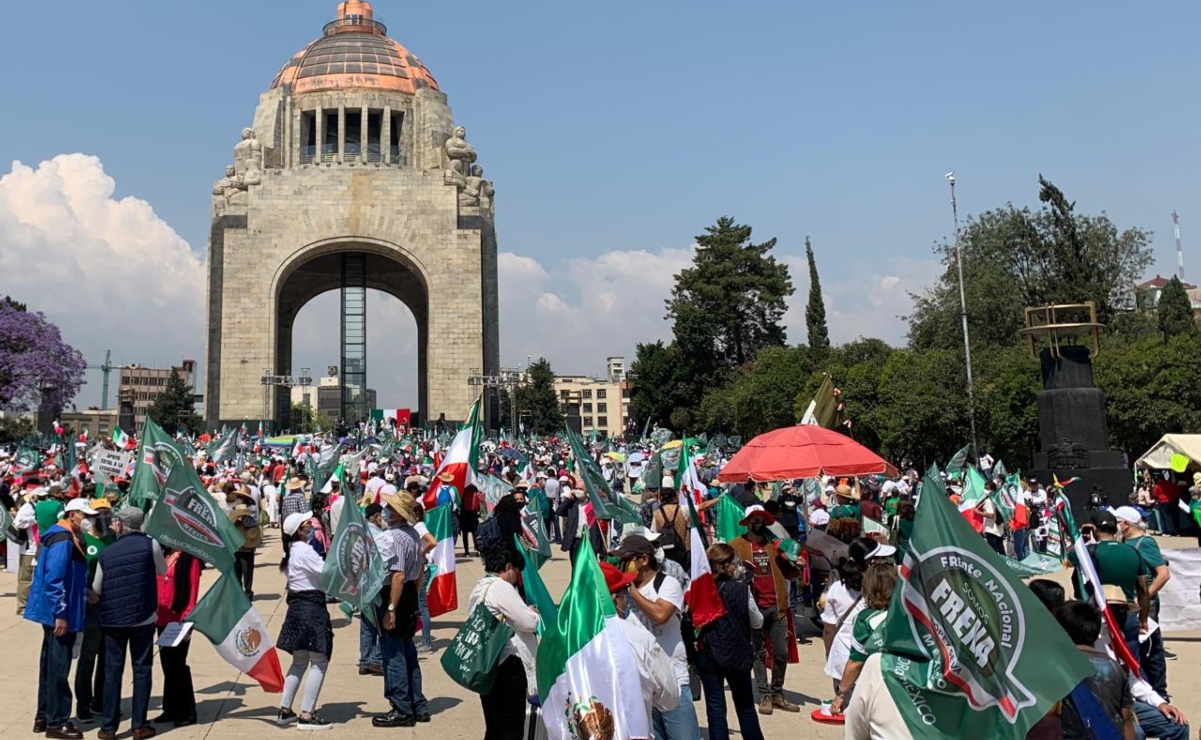 Integrantes de FRENAAA se manifiestan contra AMLO en Monumento a la Revolución 