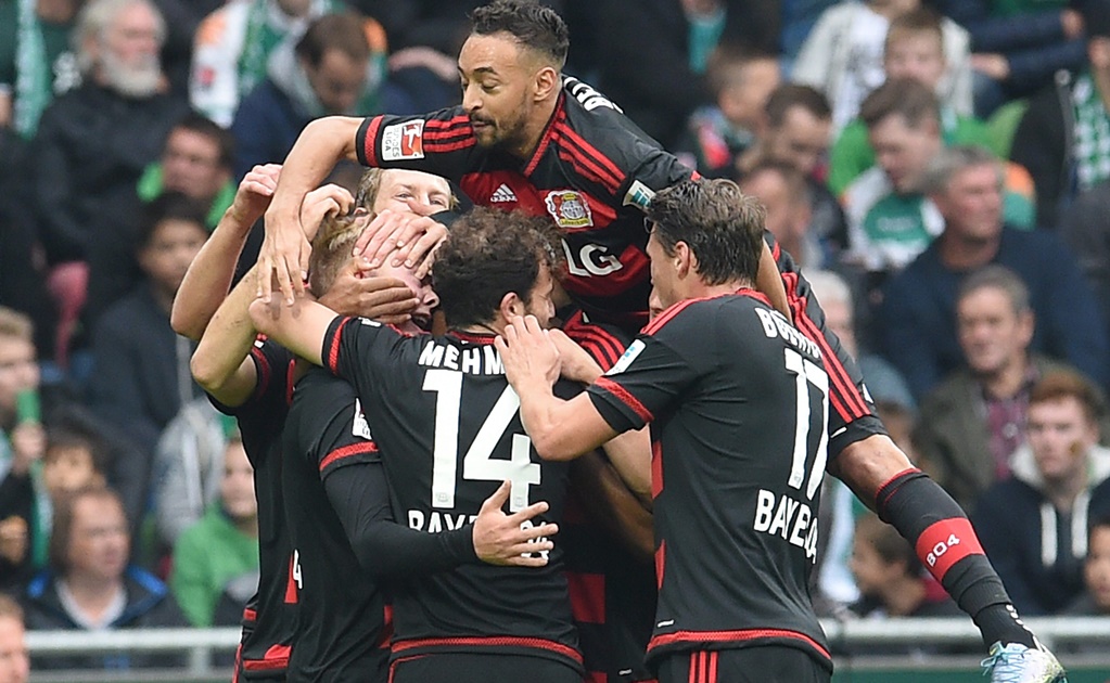 Bayer golea 3-0 a Bremen con escaso juego de "Chicharito"