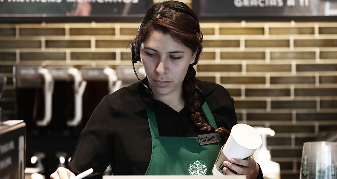 Starbucks dará becas universitarias a 8 mil empleados mexicanos 