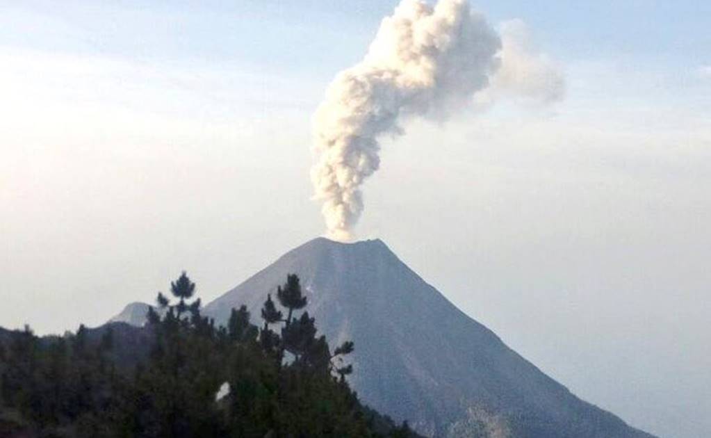 Volcán de Colima emite fumarola de un kilómetro