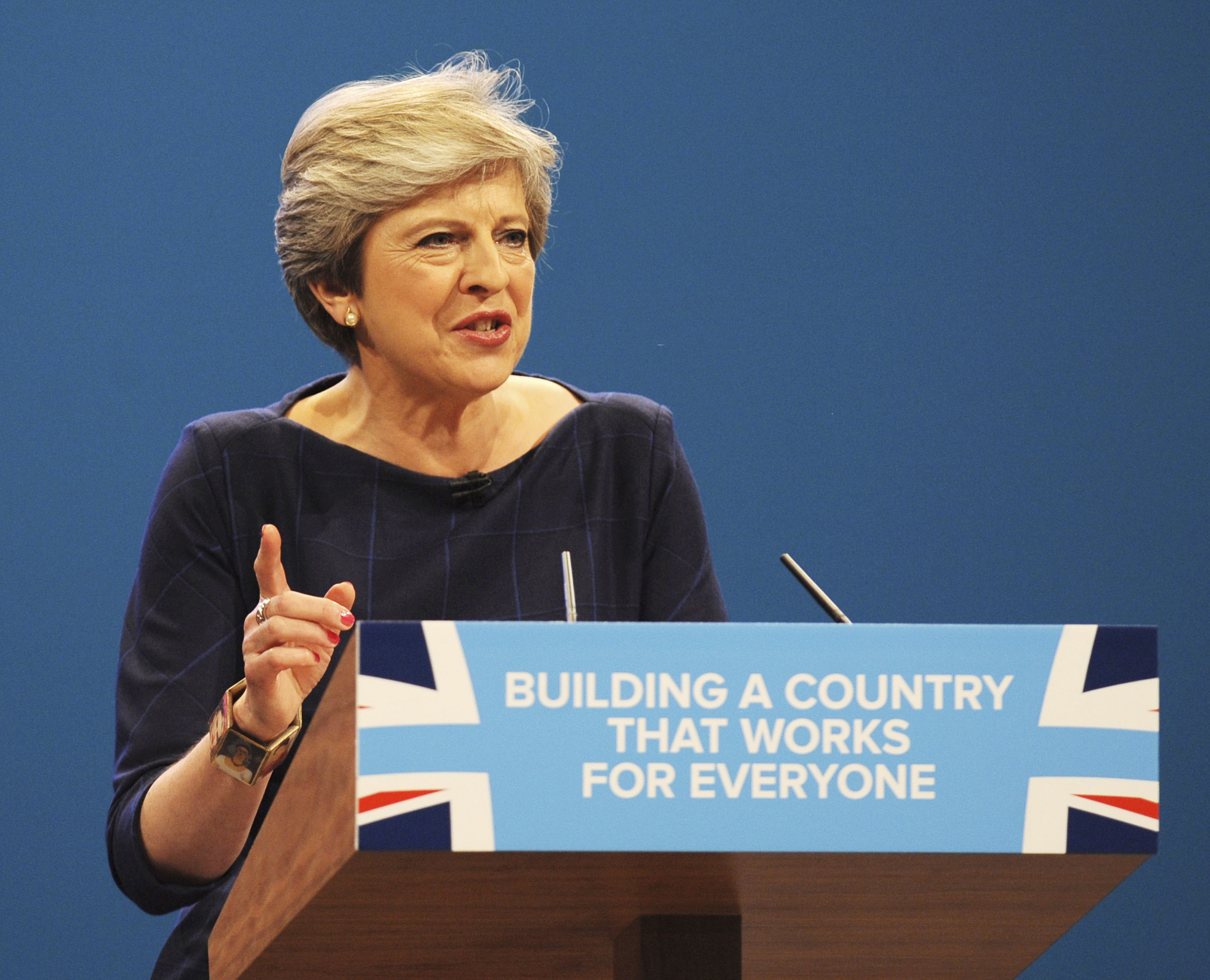 Ministros defienden a Theresa May tras desvelarse complot en su contra
