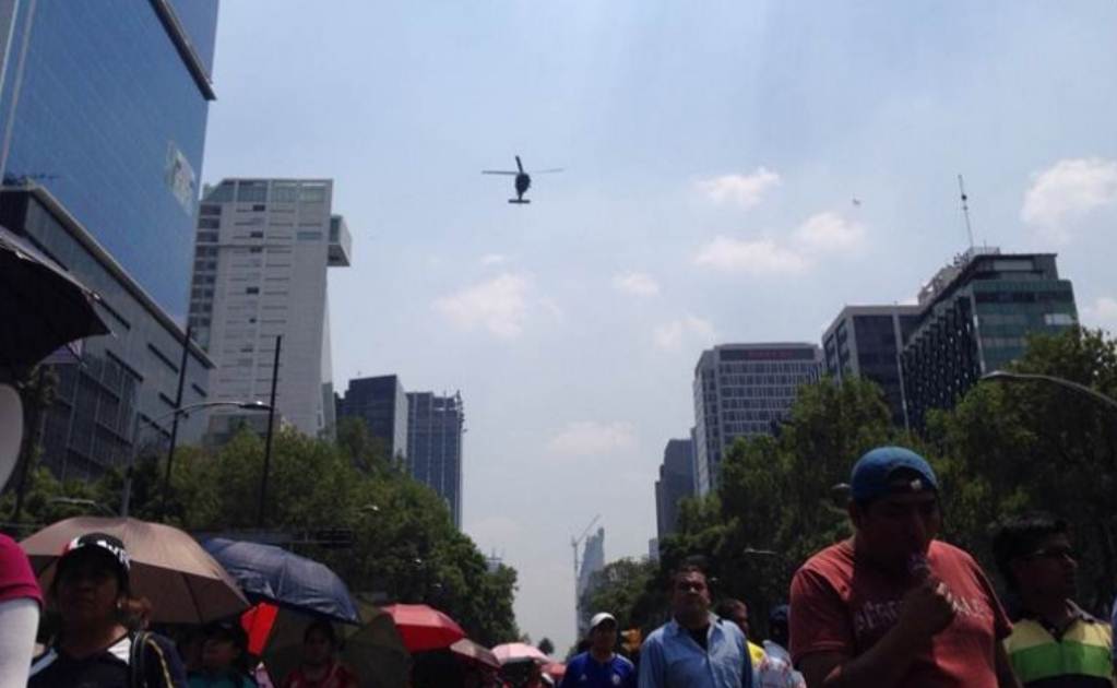 Sobrevuelan helicópteros de SSP-DF marcha de maestros
