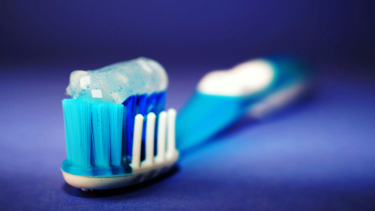 5 hábitos que debes cambiar para evitar la acumulación de bacterias en tus dientes, según experto 