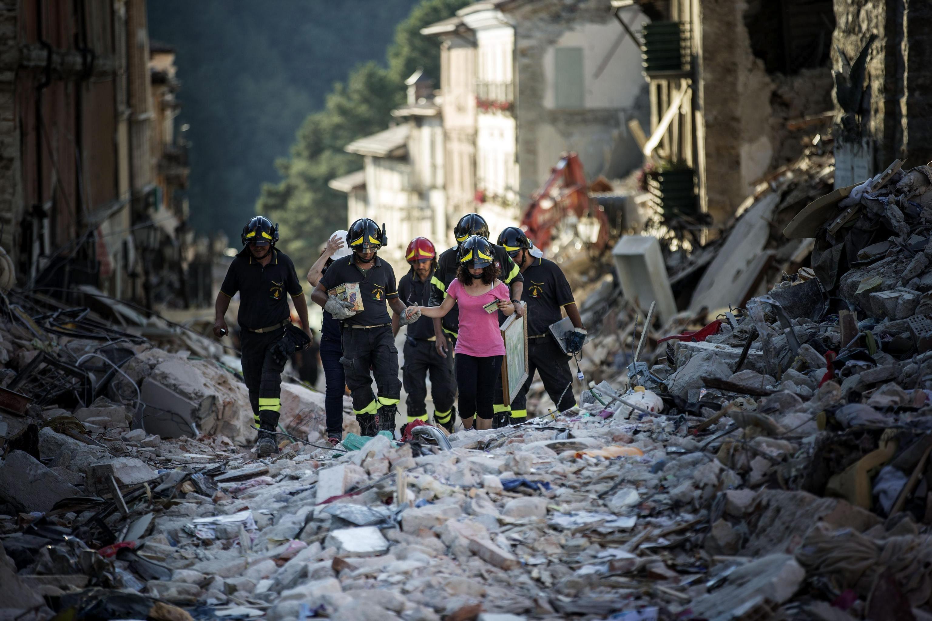 Se eleva a 292 la cifra de muertos por sismo en Italia