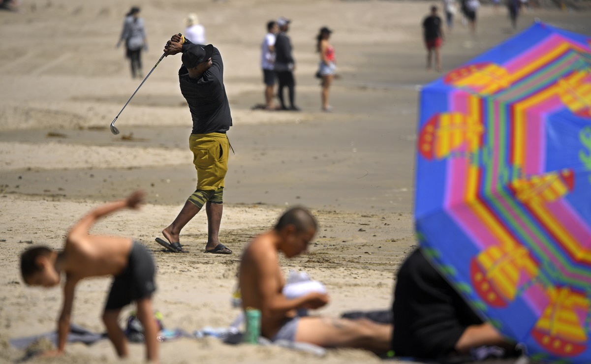 Los Ángeles reabre sus playas a deportistas tras confinamiento por Covid-19