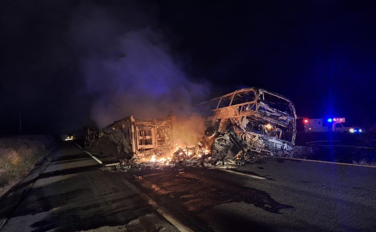 Suman 22 fallecidos tras choque de autobús contra tráiler en autopista Mazatlán-Culiacán