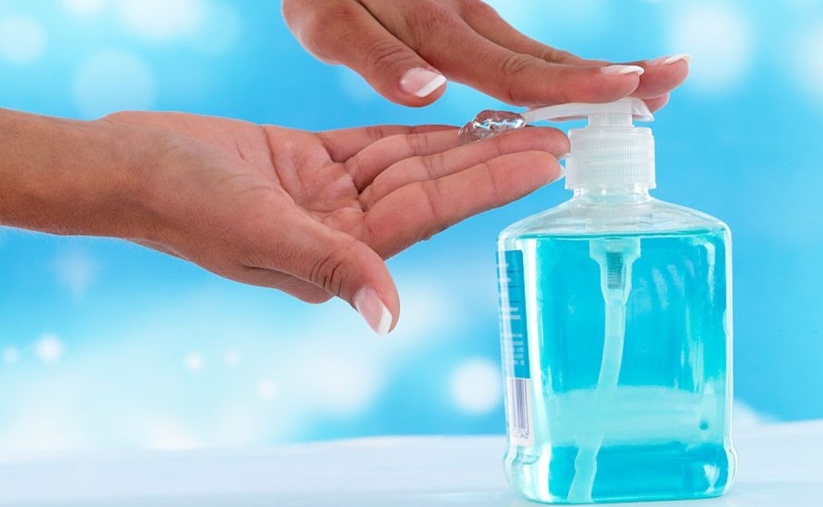 Alerta Cofepris sobre nueve marcas de gel antibacterial que contienen metanol