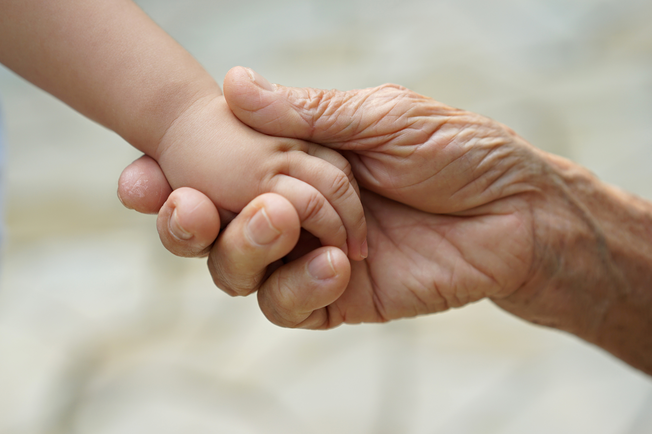 Mujer de 70 años da a luz a gemelos tras recibir tratamiento de fertilidad