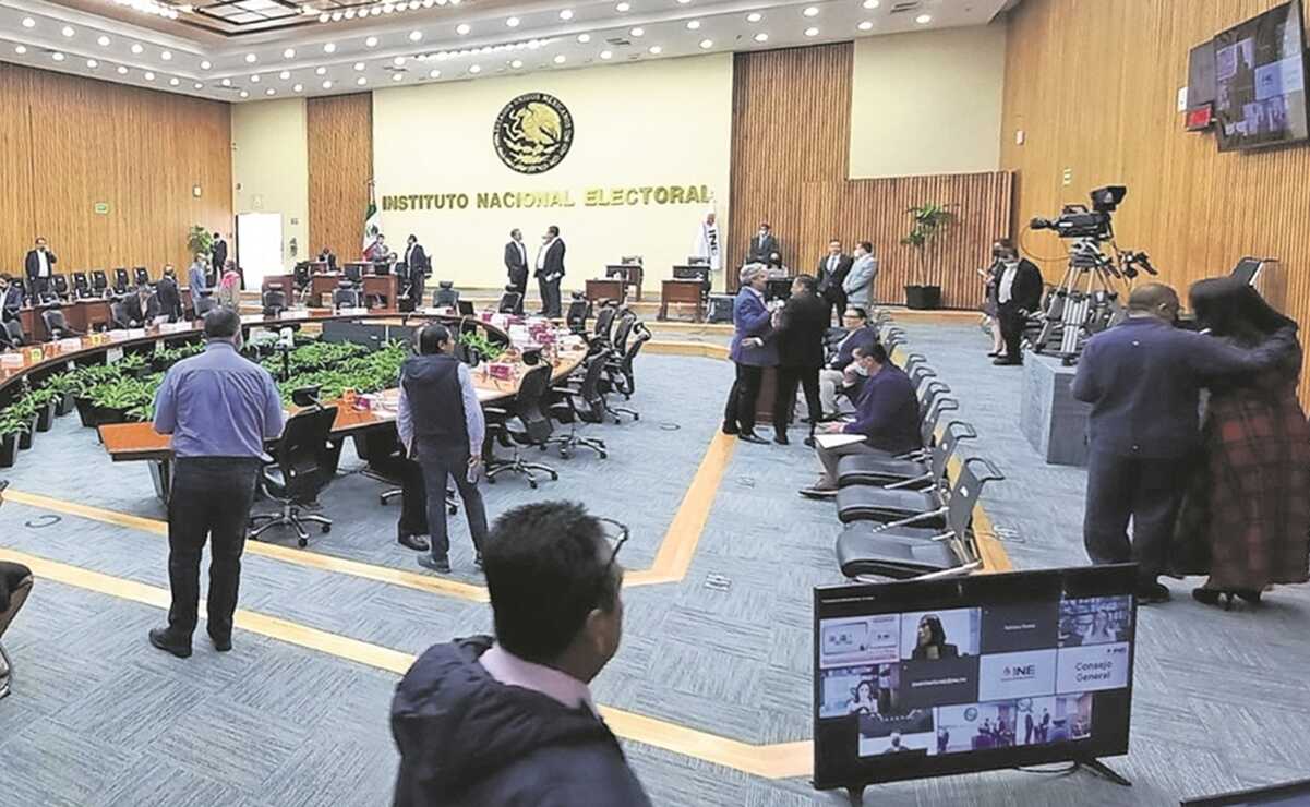 Plan B de AMLO: Empleados del INE presentan amparo para evitar la pérdida de sus empleos