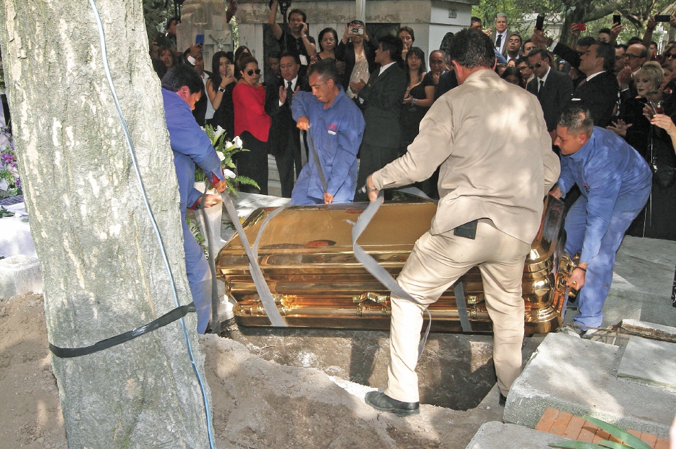Fans de José José lo visitan en su tumba