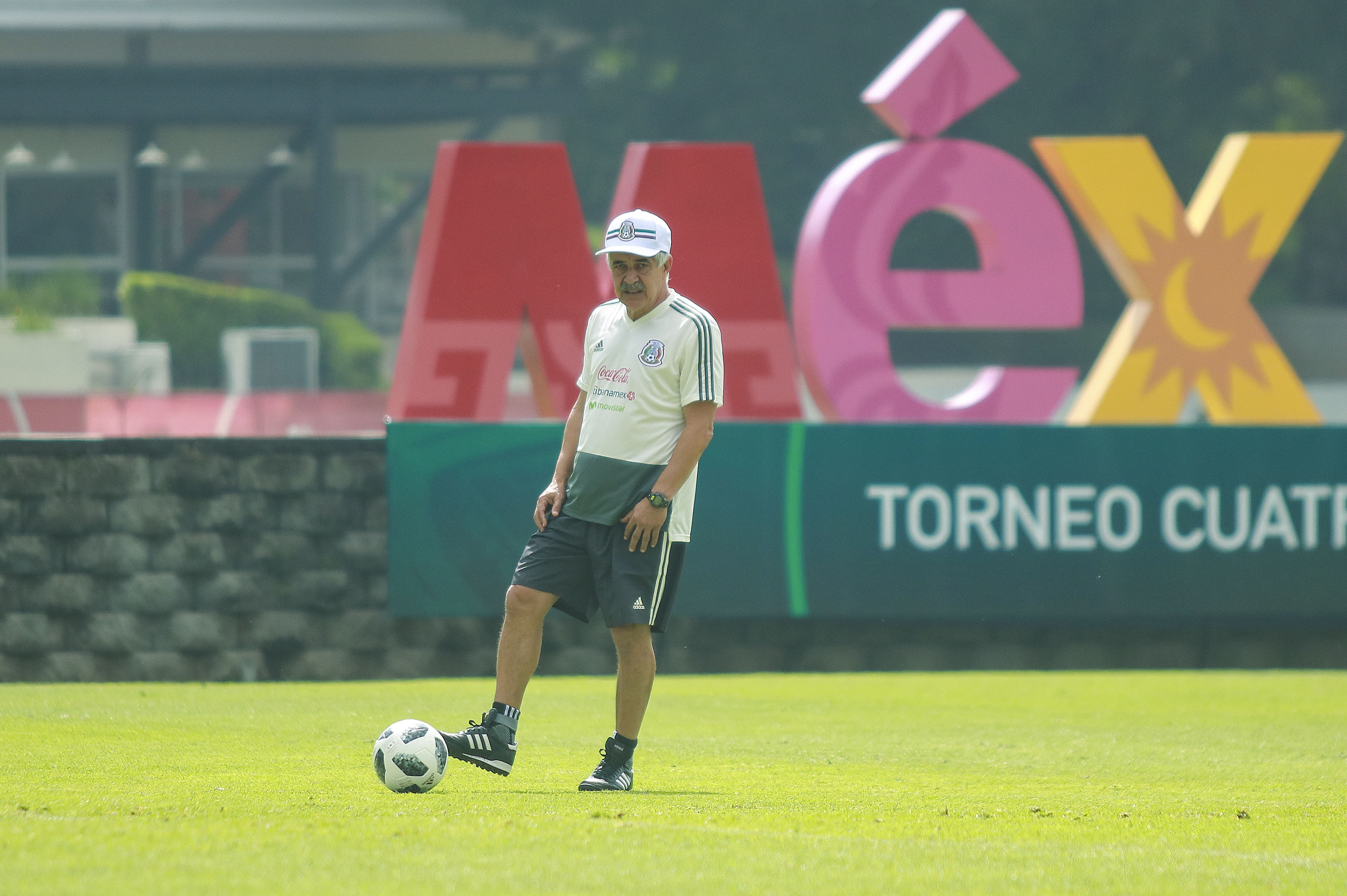 El Tuca controla a los Tigres... Y a la prensa