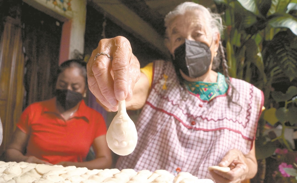 La tradición de “poner carita” al pan de muerto