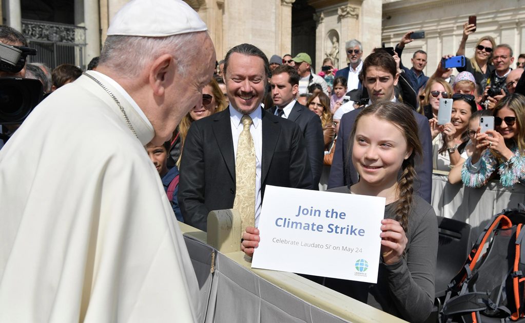 Joven activista por el medio ambiente Greta Thunberg habla con el papa Francisco