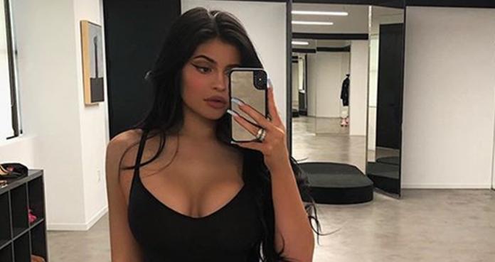 Kylie Jenner delinea su silueta con faja de Kim Kardashian