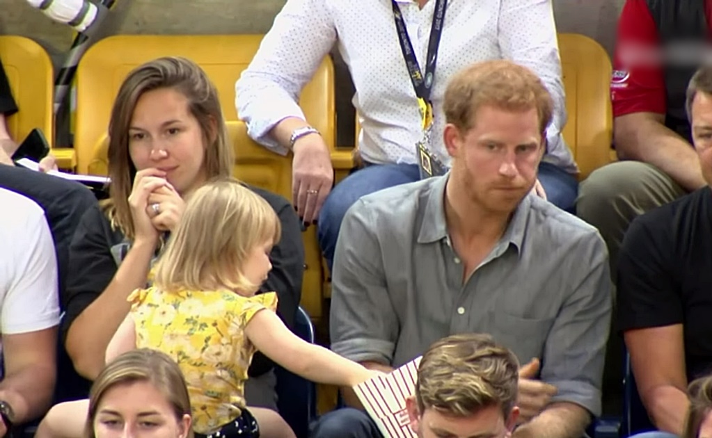 Video. Niña "roba" palomitas al príncipe Harry y se vuelve viral