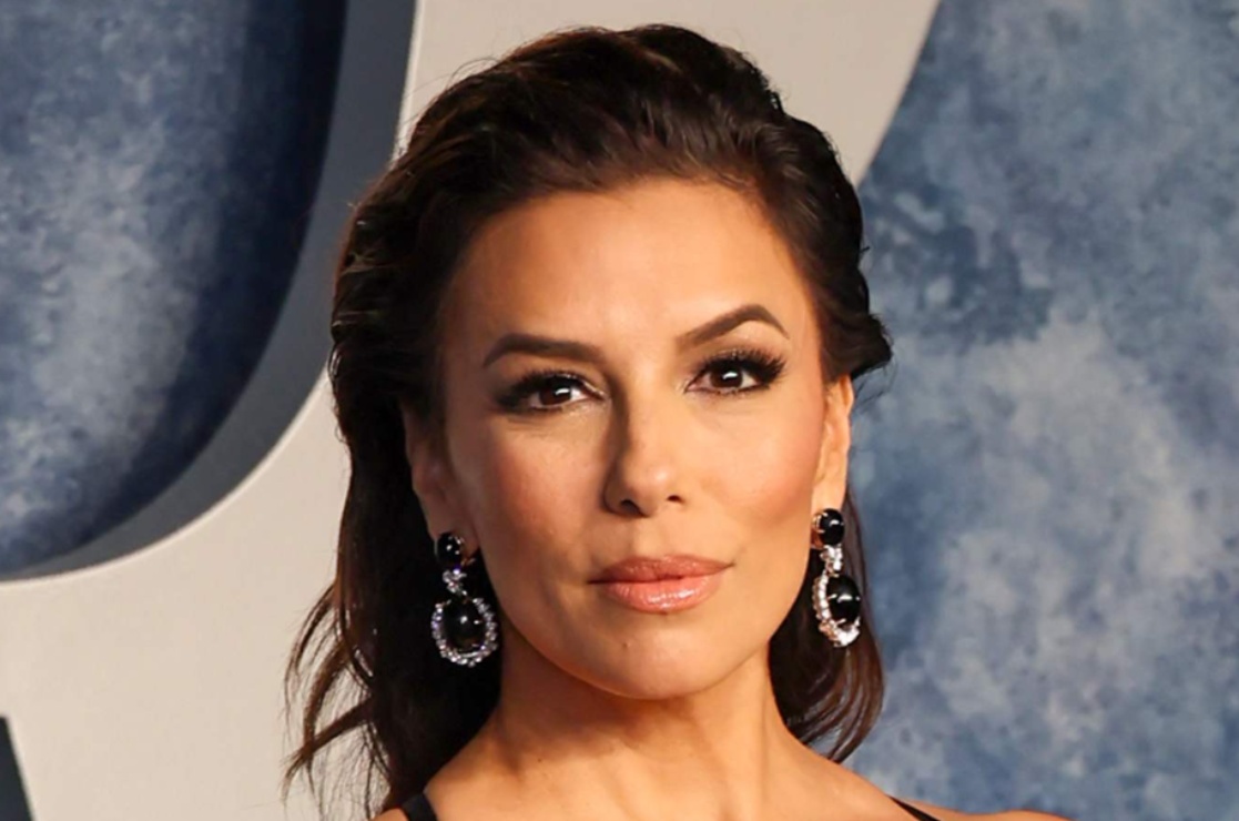 Eva Longoria derrocha sensualidad con un traje de surf blanco cut out