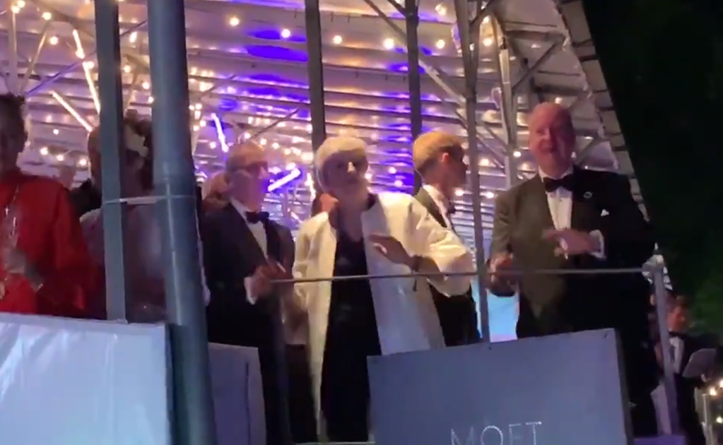 Theresa May repite su baile con canción de Abba en el Festival de Henley