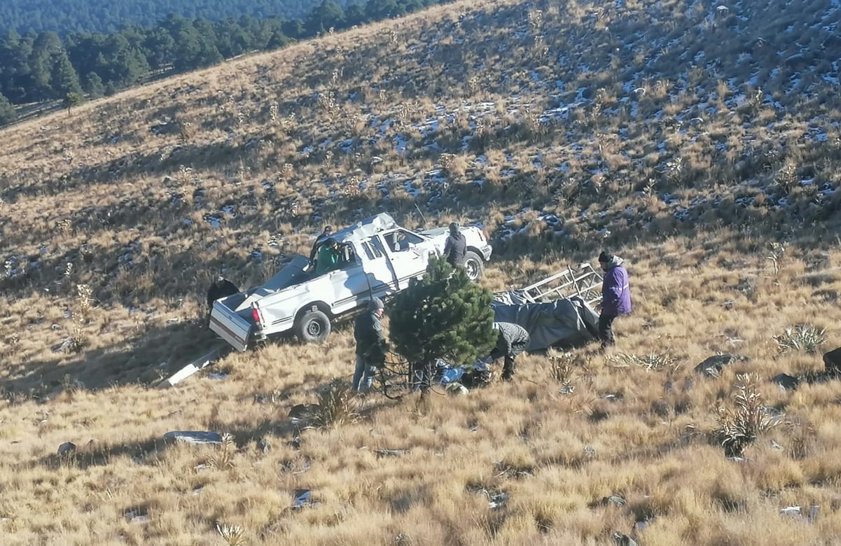 Vuelca camioneta de turistas rumbo al Nevado de Toluca; reportan 15 lesionados