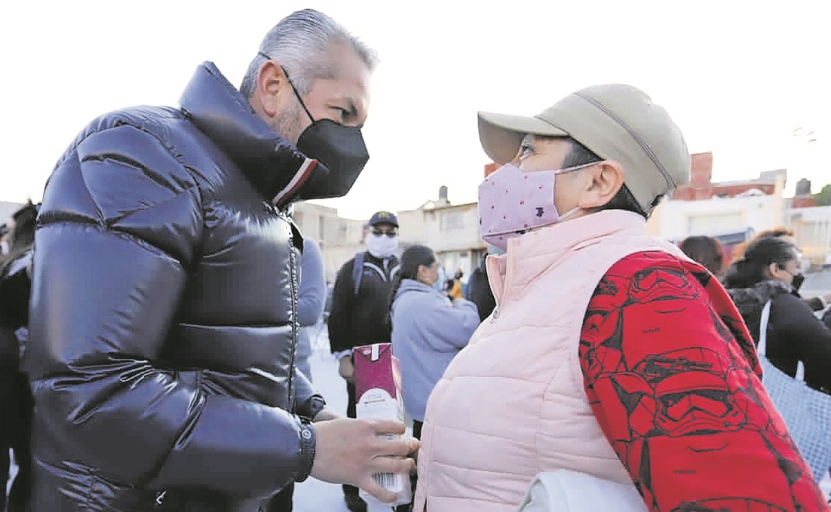 Chamarrita francesa para el edil y cobijas de PET para el pueblo