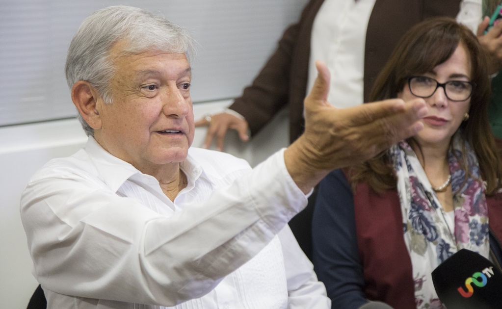 ​AMLO bromea con su estado de salud: me paro en un pie y todavía macaneo, dice