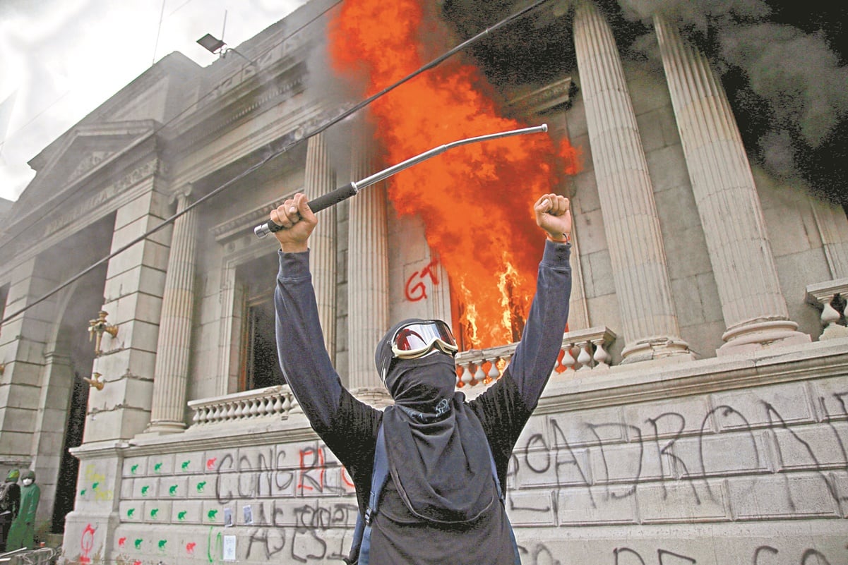 Miles protestan contra gobierno guatemalteco