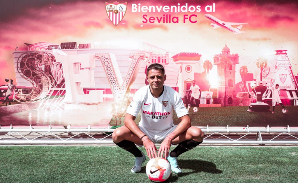 Chicharito is signed by Sevilla