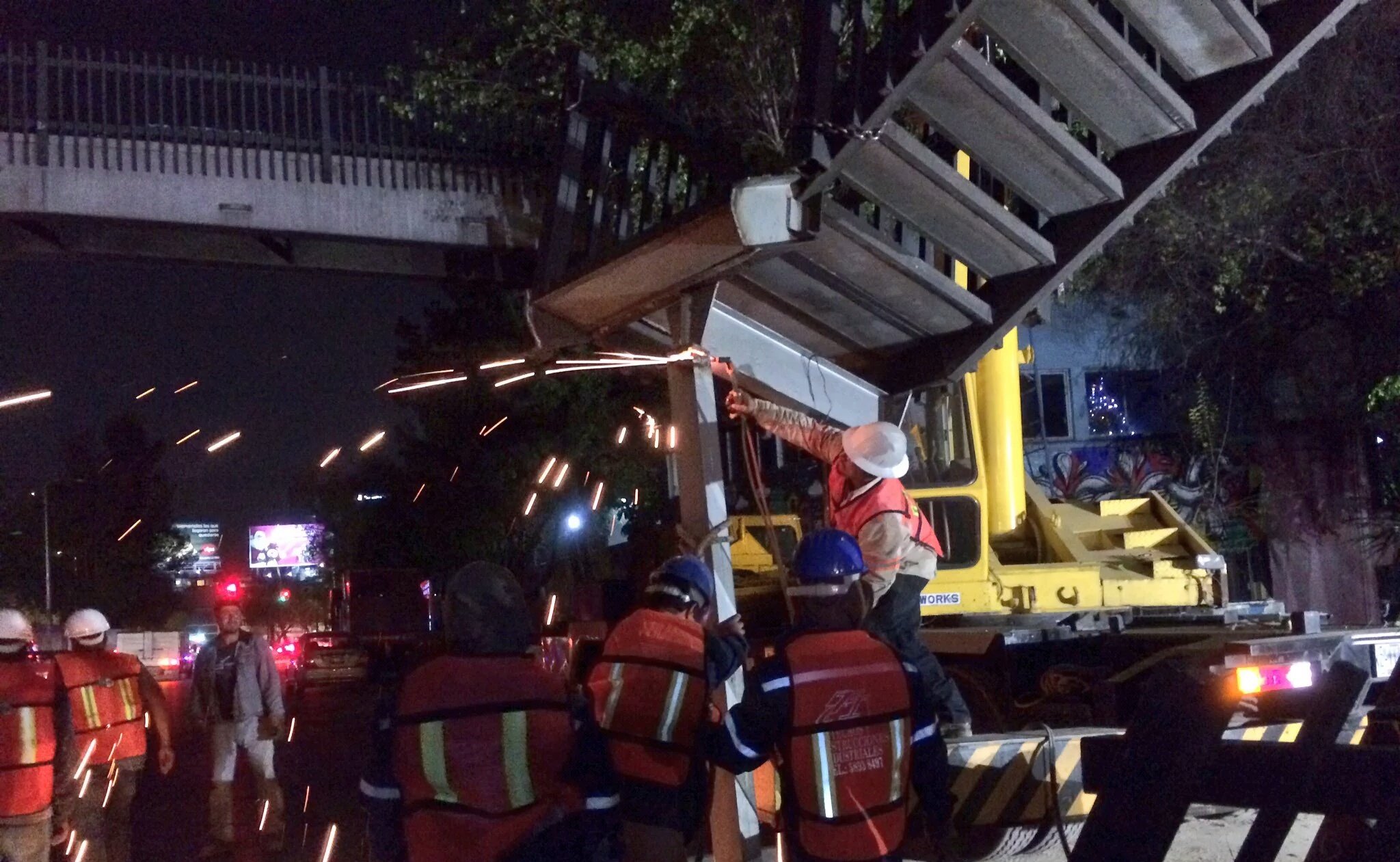 Quitan puente "antipeatonal" en la Condesa