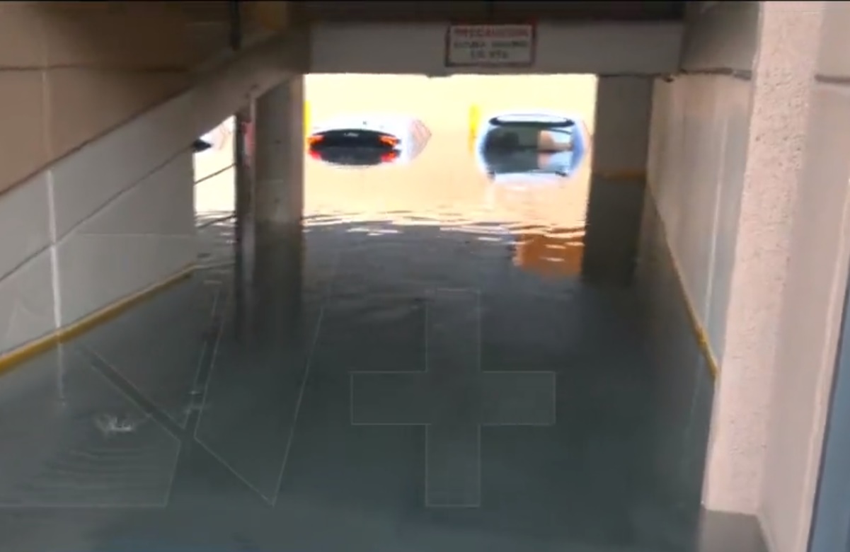 Fuga de agua inunda estacionamiento en la colonia General Anaya; quedan coches atrapados