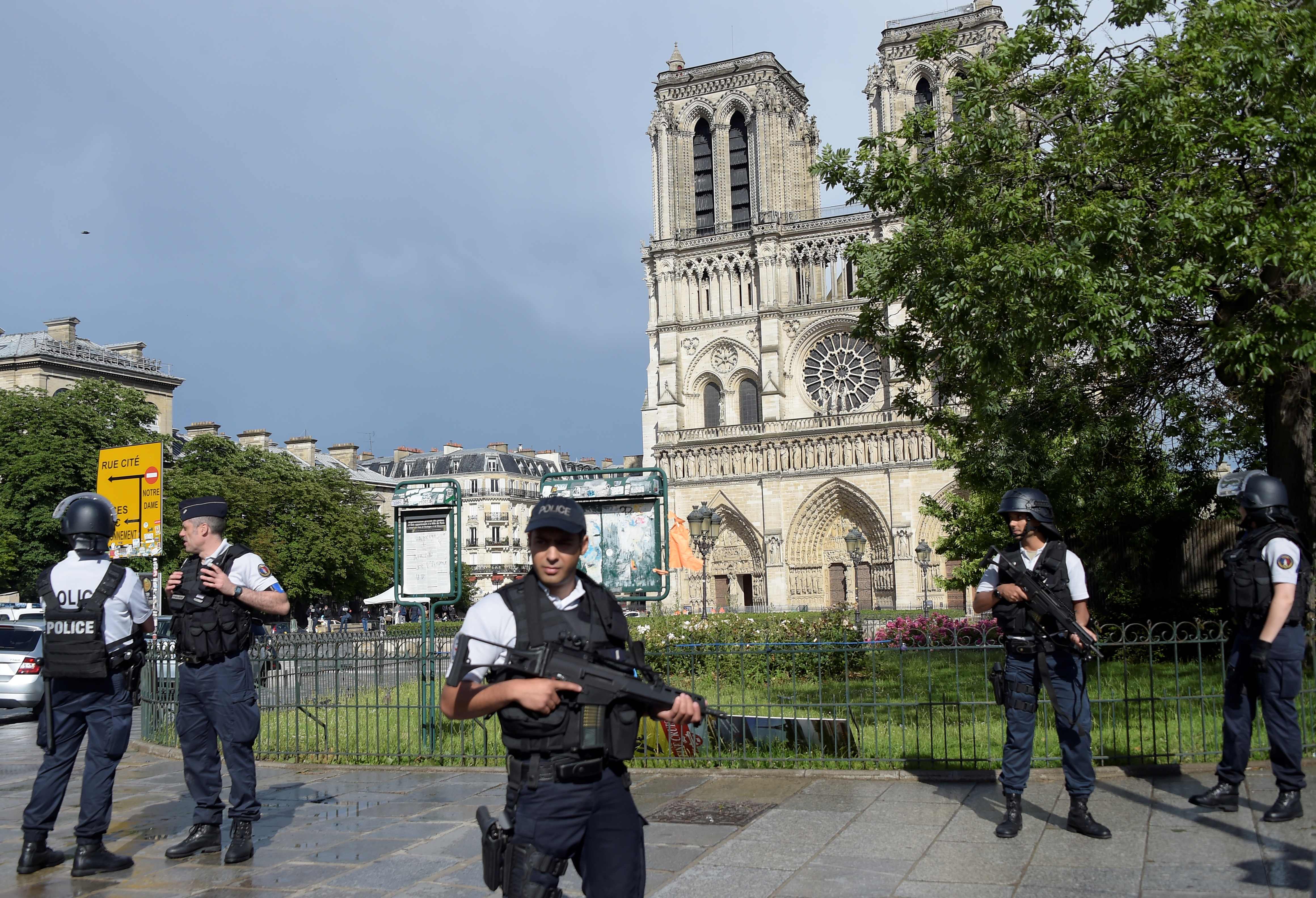 "Esto es por Siria", gritó agresor de Notre Dame antes de atacar a policía
