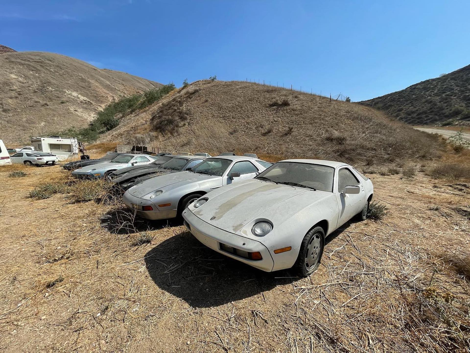 Encuentran abandonados varios Porsches en un desierto a la mitad de la nada