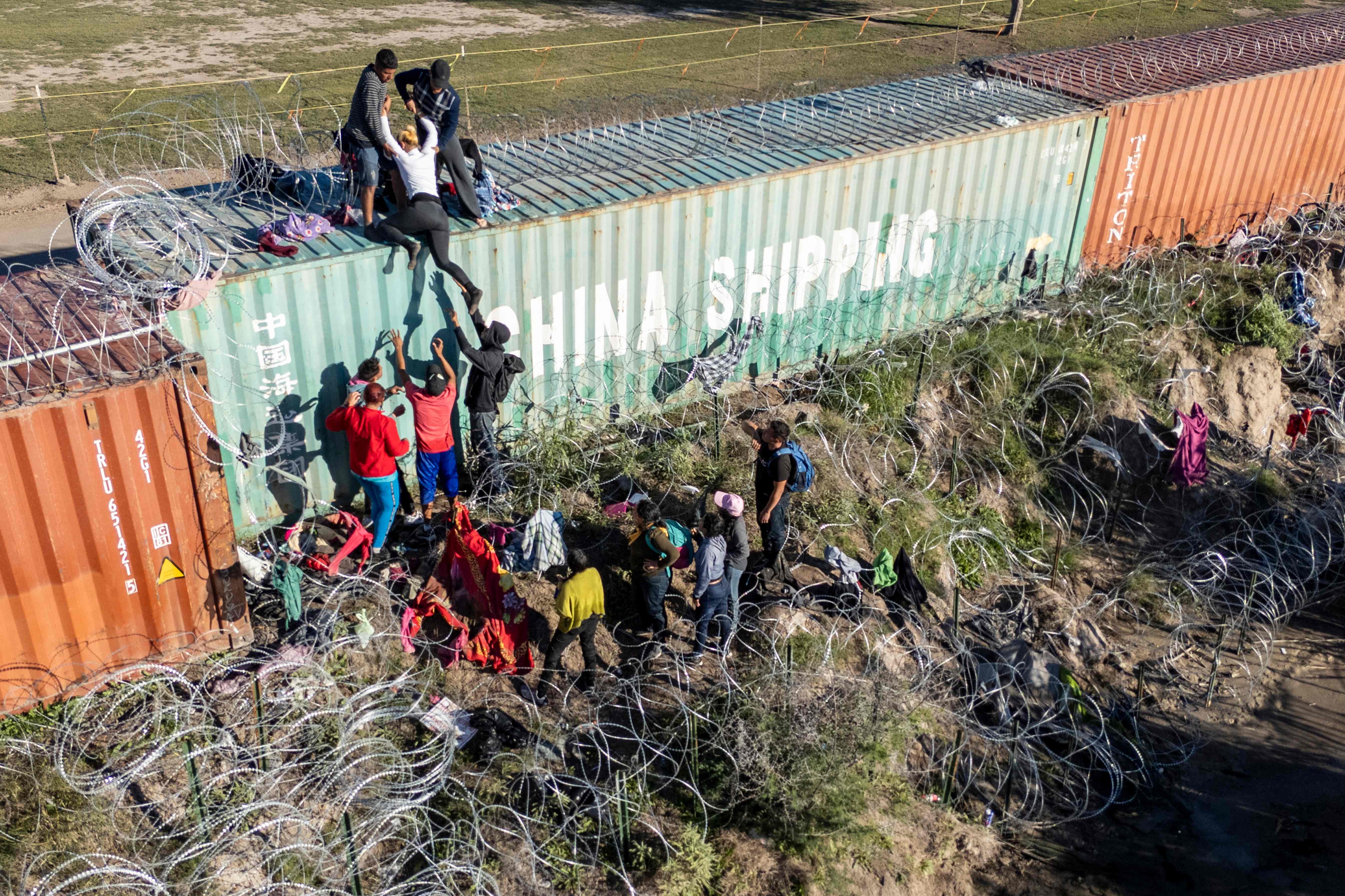 Estados Unidos reabre paso fronterizo en Texas pero suspende revisiones de trenes en otros dos