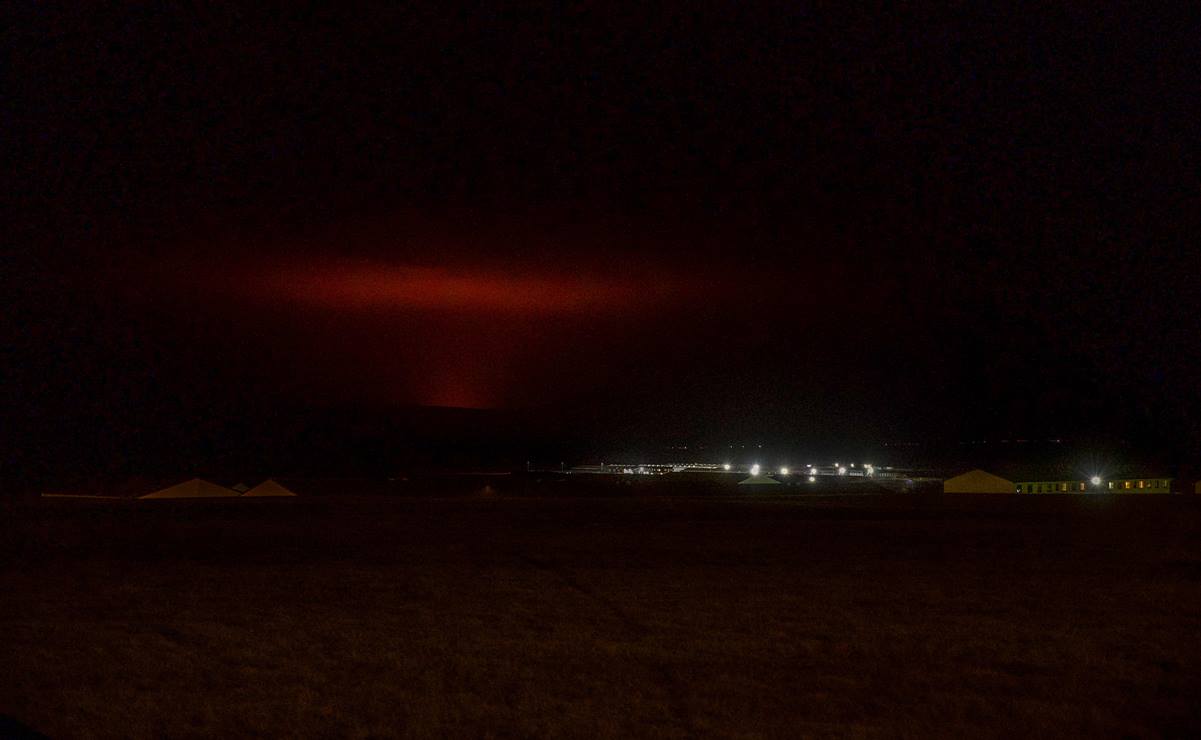 Erupción volcánica ilumina el cielo cerca de la capital de Islandia